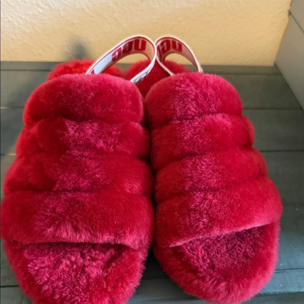 UGG Women's Red Fluff Yeah Slippers size 6 - Picture 1 of 3